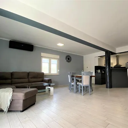 Maduna 1, With Swimming Pool