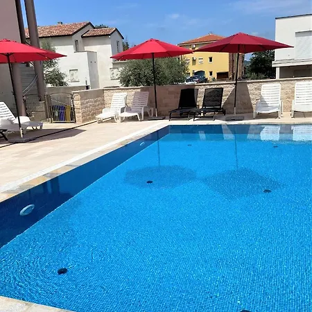 Maduna 1, With Swimming Pool * Kaštel